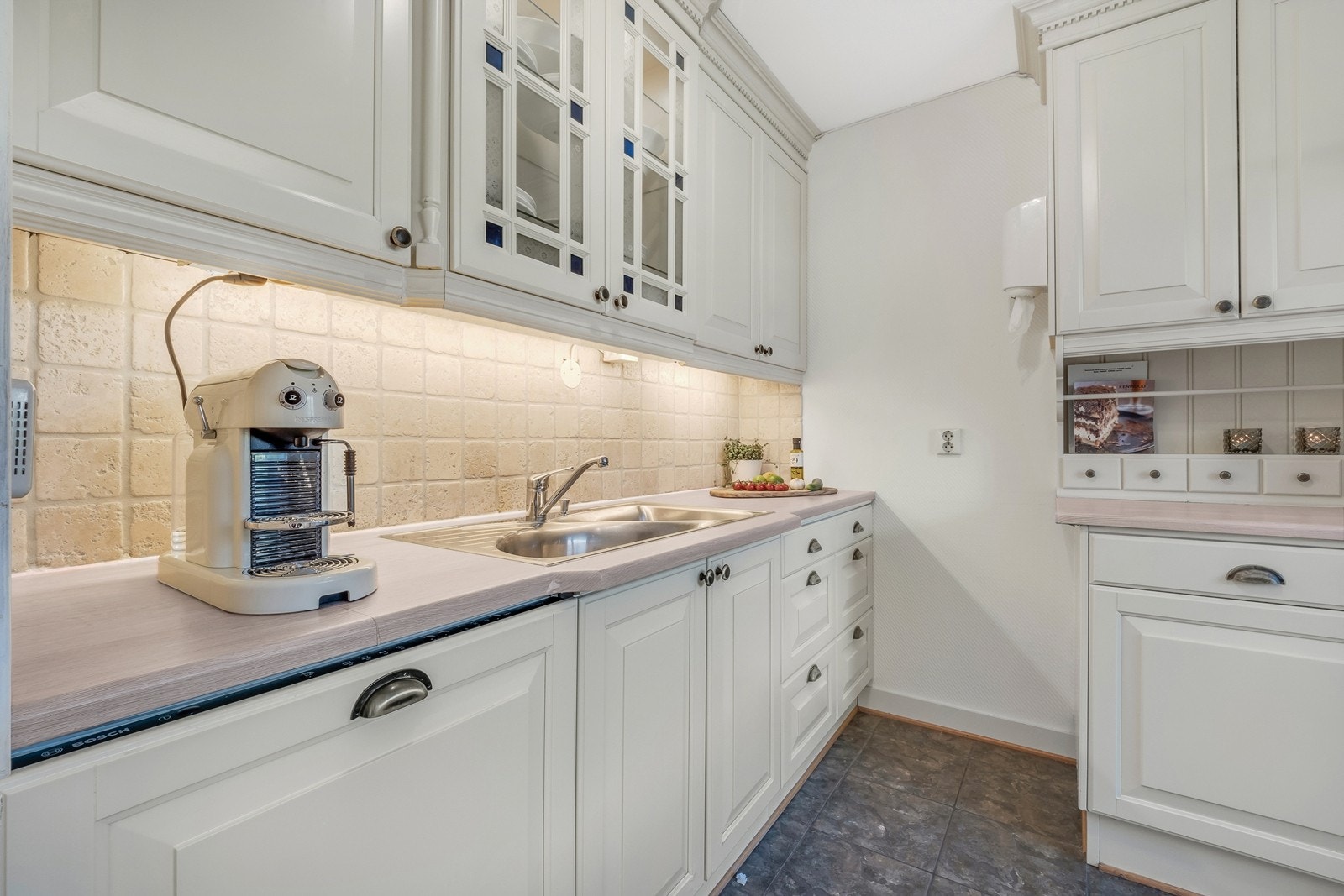 Integrete hvitevarer slik som vaskemaskin, induksjon platetopp og stekeovn medfølger. Galleribilde