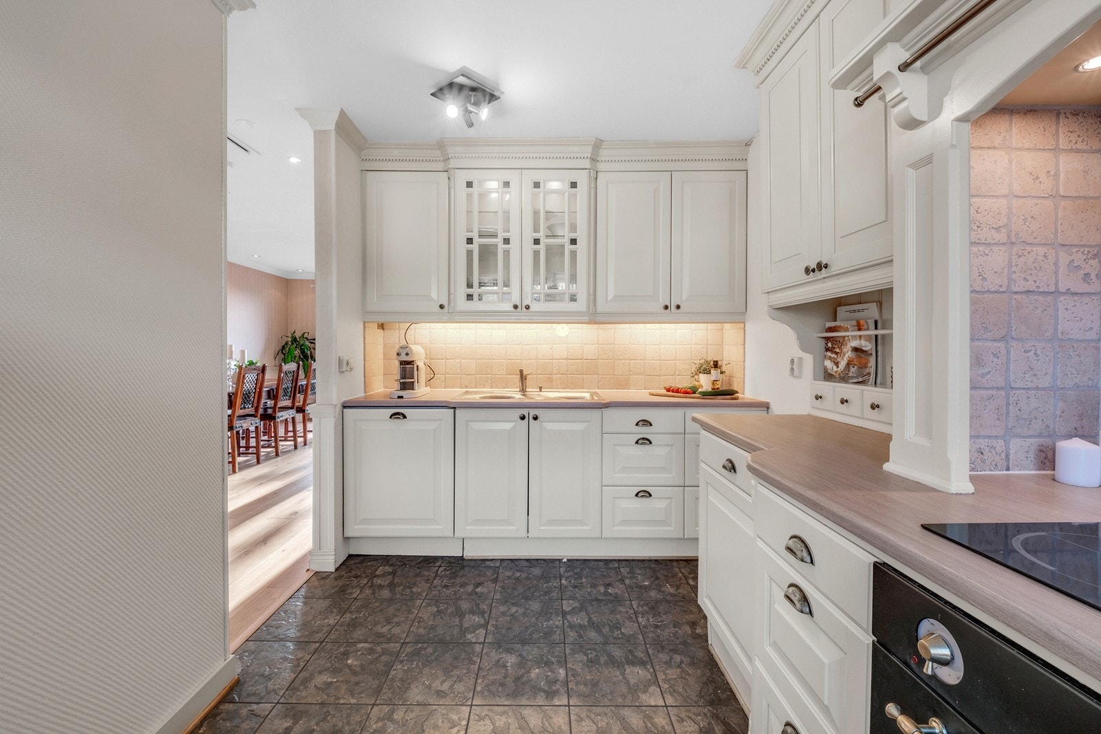 Pent og velutstyrt kjøkken med god oppbevaringsplass i over- og underskap, samt gode arbeidsflater. Galleribilde