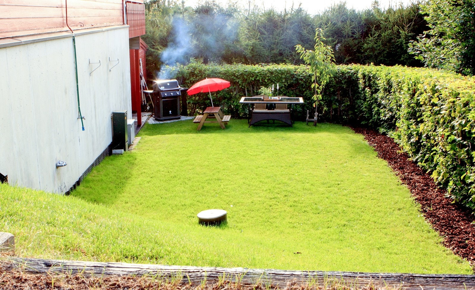 Meget god intern beliggenhet med stor hage. Til glede for både store og små! Galleribilde