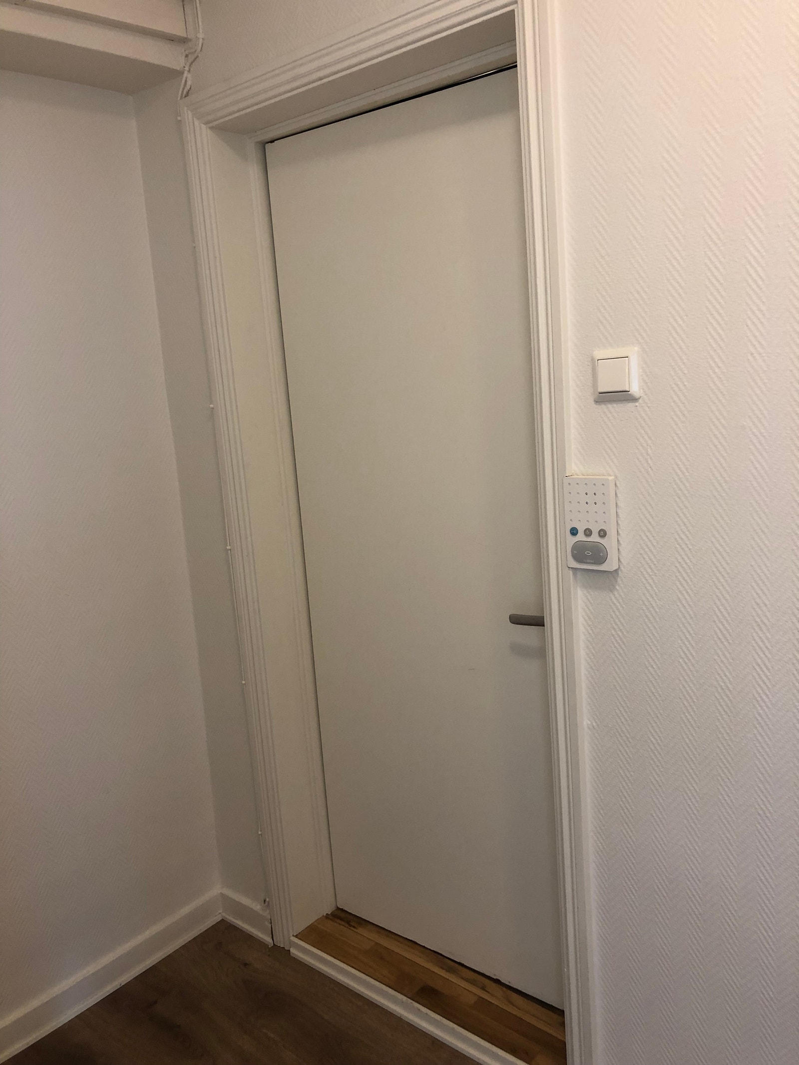 Porttelefon. God plass i gangen Galleribilde