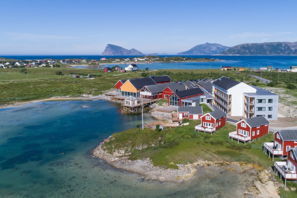 I nærheten ligger Sommarøy Arctic Hotell med "alt" av fasiliteter