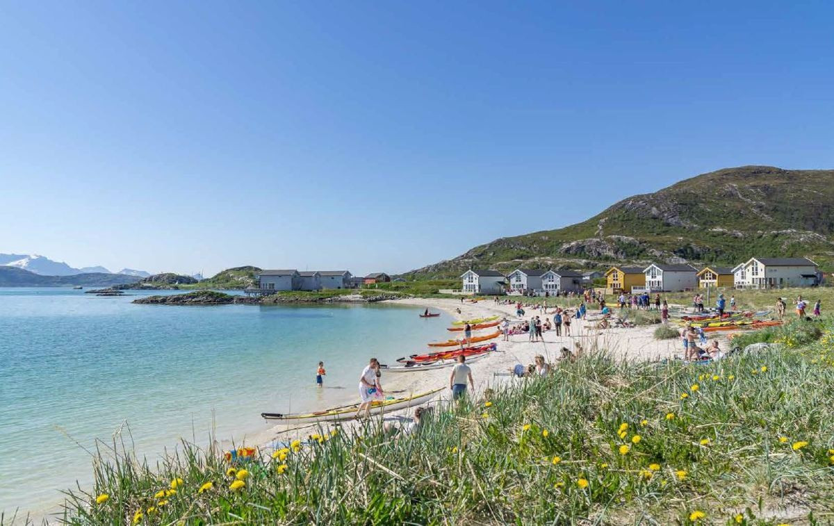 Rett vest for hytteområdet er det en stor sandstrand