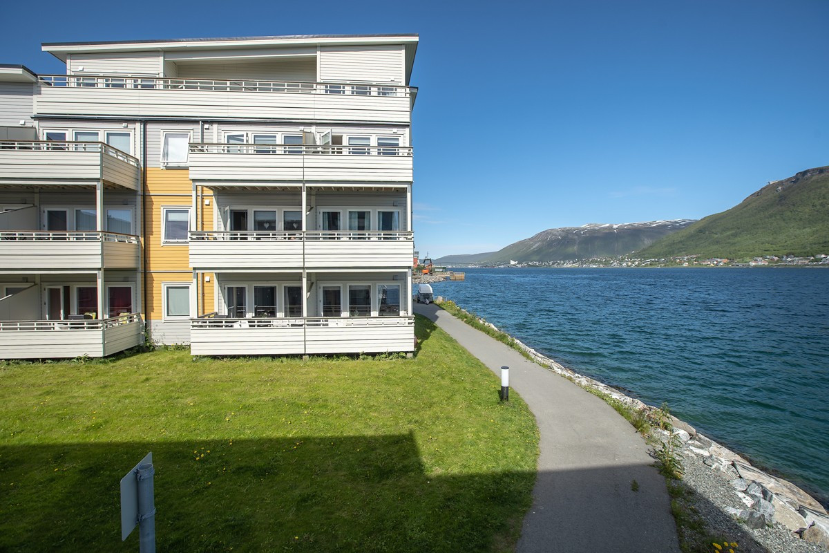 Langs sjøen er det fine gangveier som fører inn til sentrum