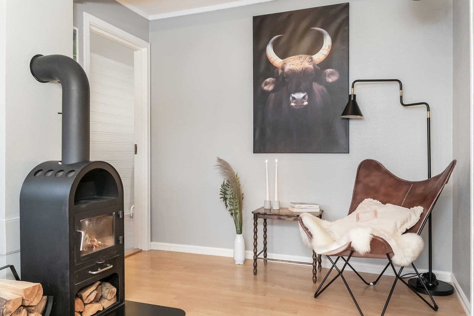 Leiligheten har både effektiv vedovn og varmepumpe. Galleribilde