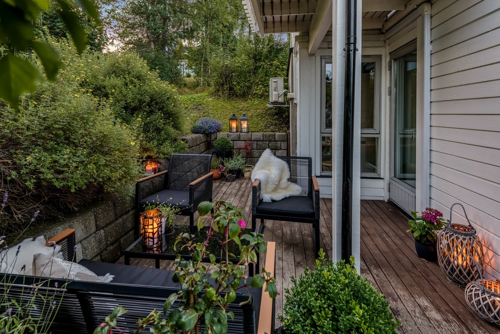 Bak på terrassen er man uten gjennomgangstrafikk, samt at man også har kveldssol. Galleribilde