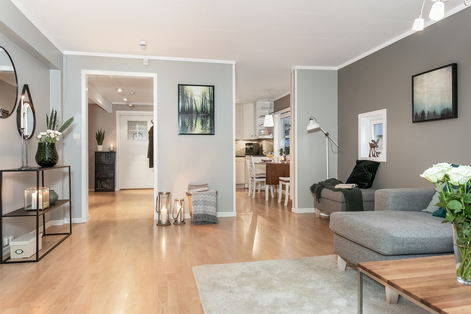 Stuen er som resten av leiligheten i lyse, innbydende farger hvor det er store vindusflater. Galleribilde