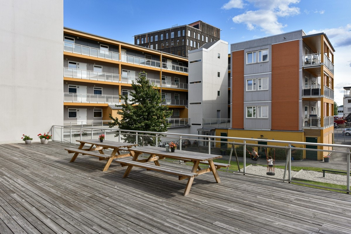 Her finnes skjermet uterom med felles sittegrupper. Galleribilde