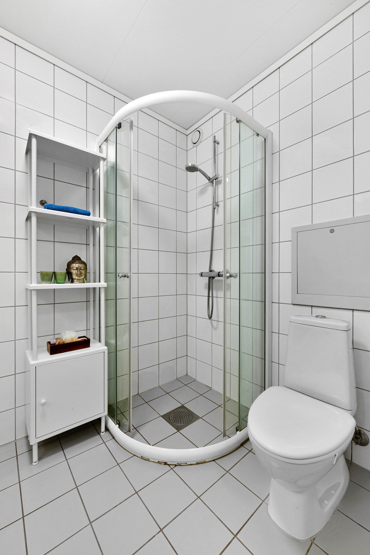 Badet fremstår som tidsmessig og pent med lyse fliser. Galleribilde