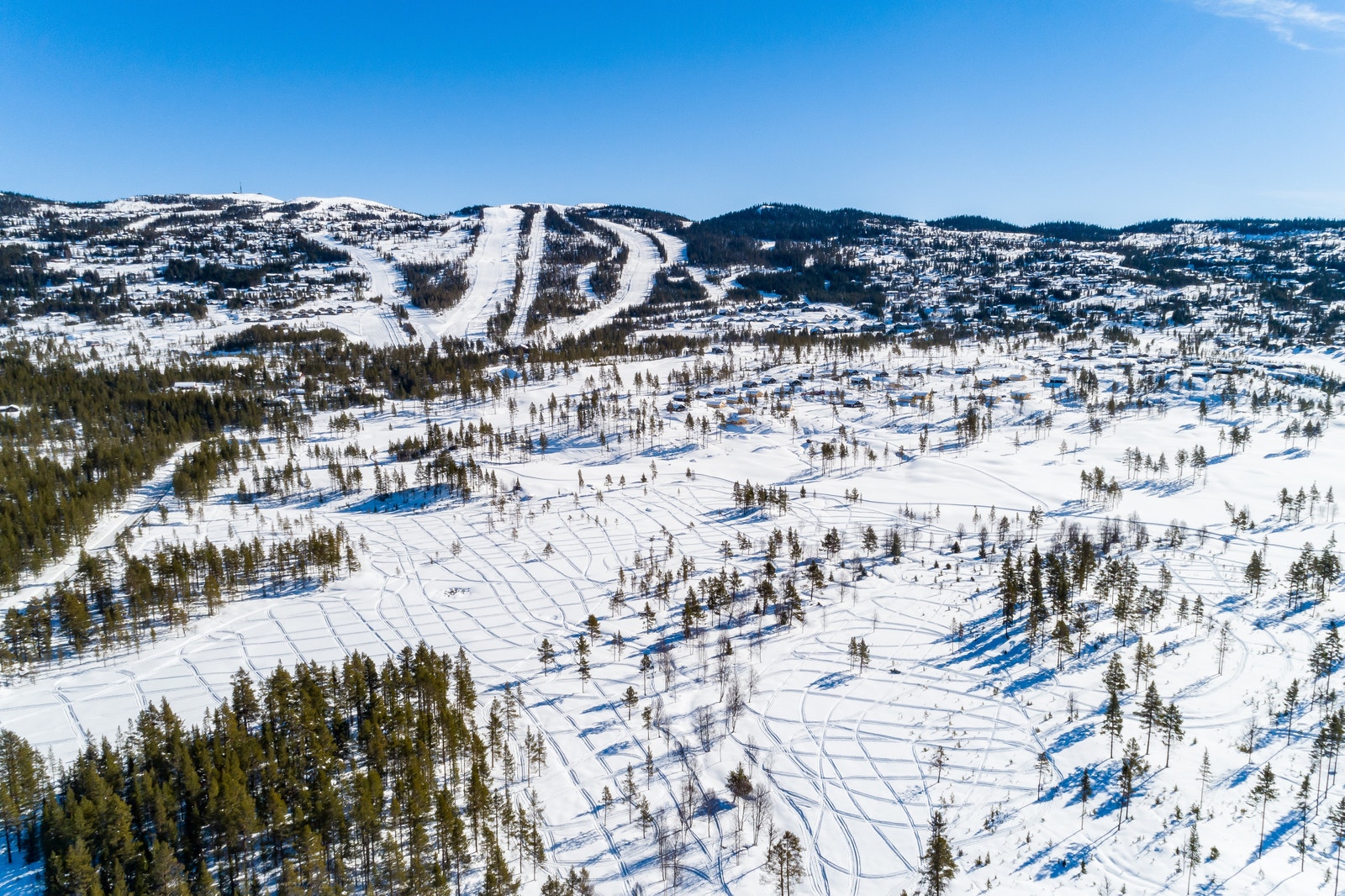 Umiddelbar nærhet til langrennsløyper, alpinsenter, golfbane, opparbeidede sykkelstier og turstier Galleribilde