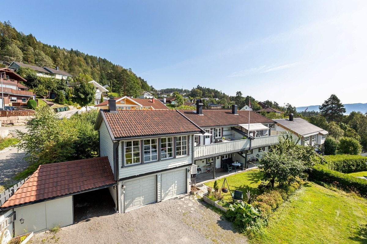 Halvpart av tomannsbolig med carport og garasje. Galleribilde