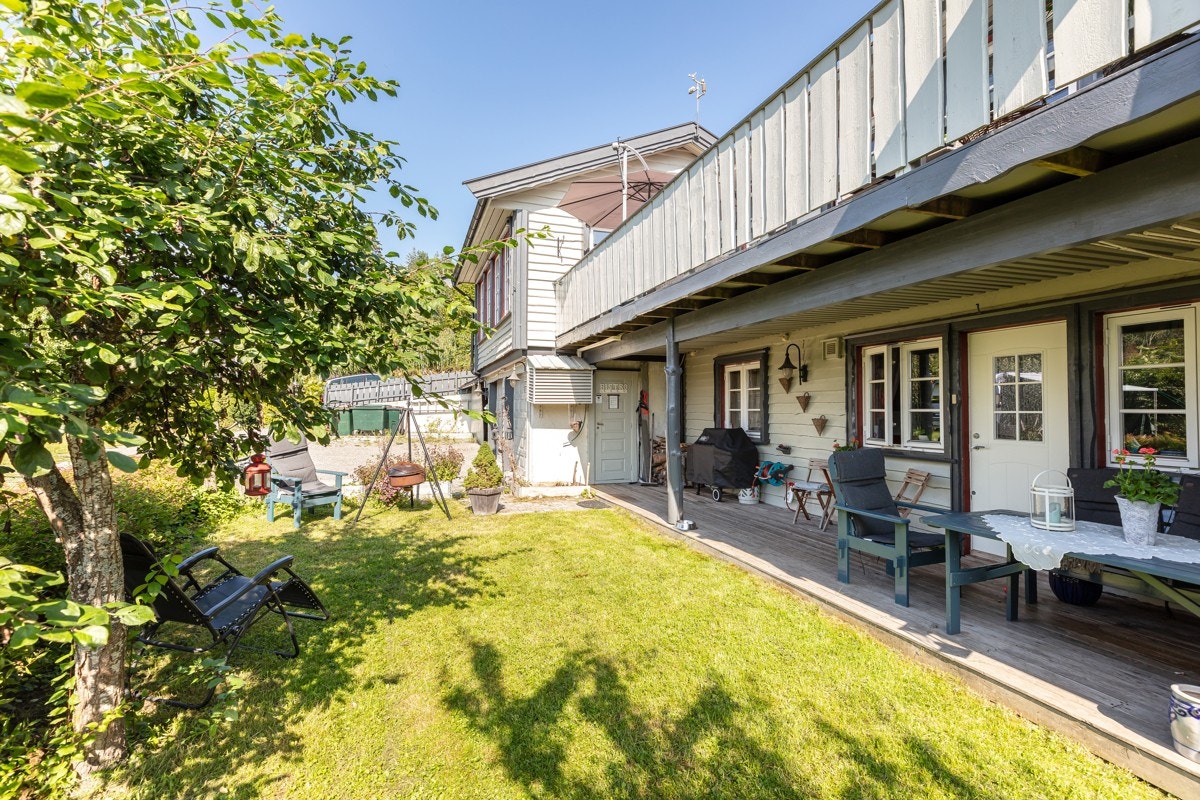 Inngang både fra underetasjen og 1. etasje. Galleribilde