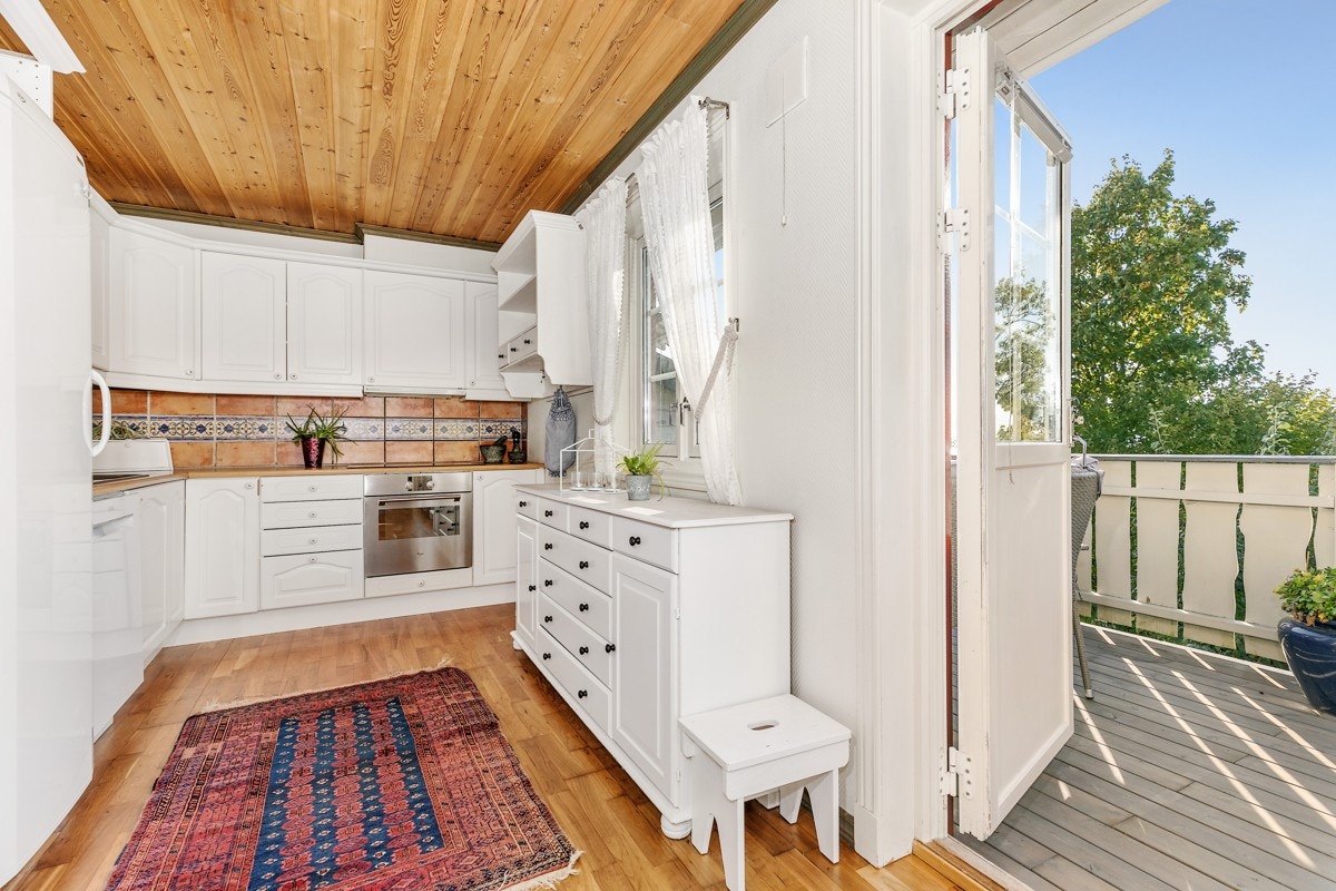 Utgang til terrasse fra kjøkkenet Galleribilde