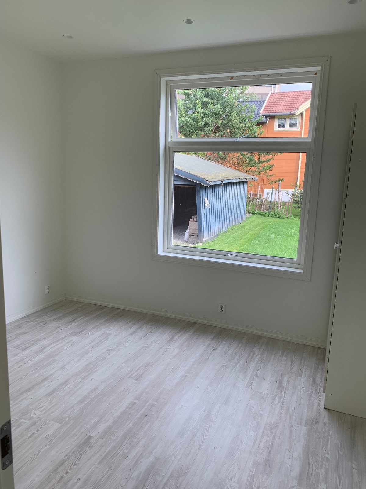 Flott Soverom med spott og gulvvarme og luftig takhøyde på 290cm Galleribilde