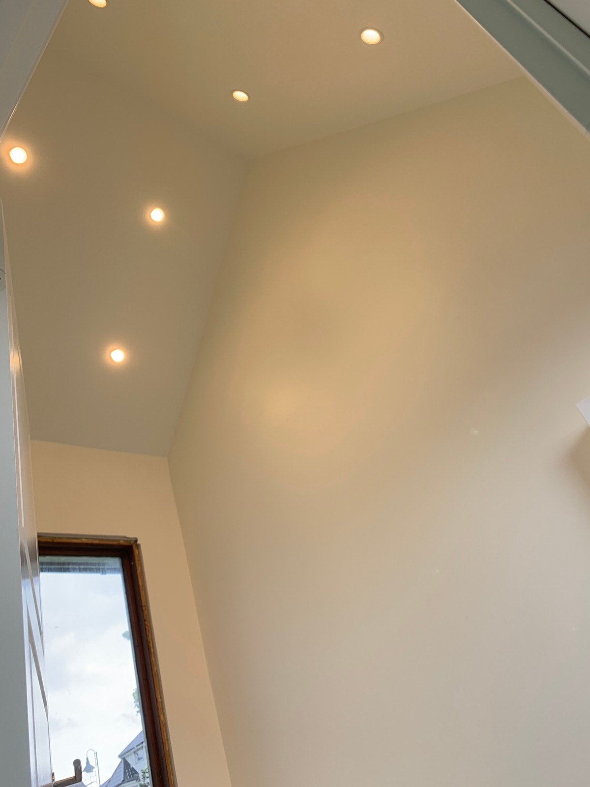 Inngang med spotter og takhøyde på over 3meter. Galleribilde