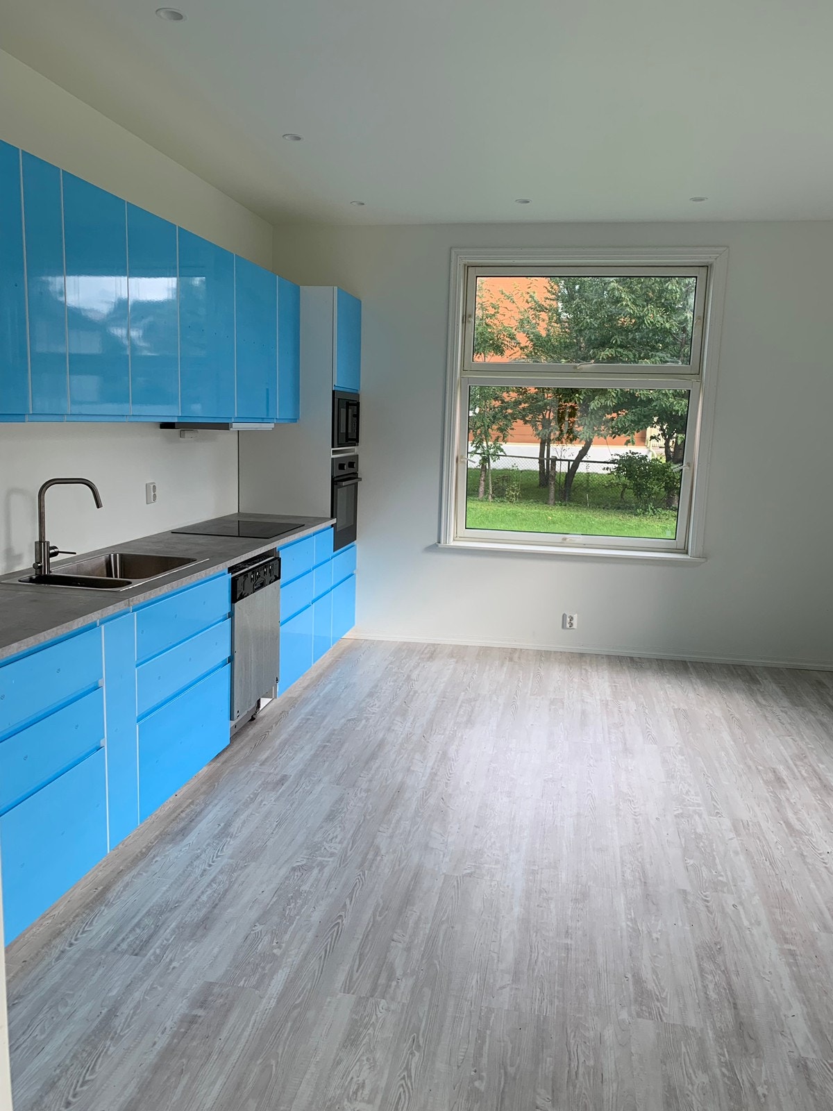 Kjøkkenet er hvit dette bilde 2020 da kjøkkenet montert så dette er bare folie. Galleribilde