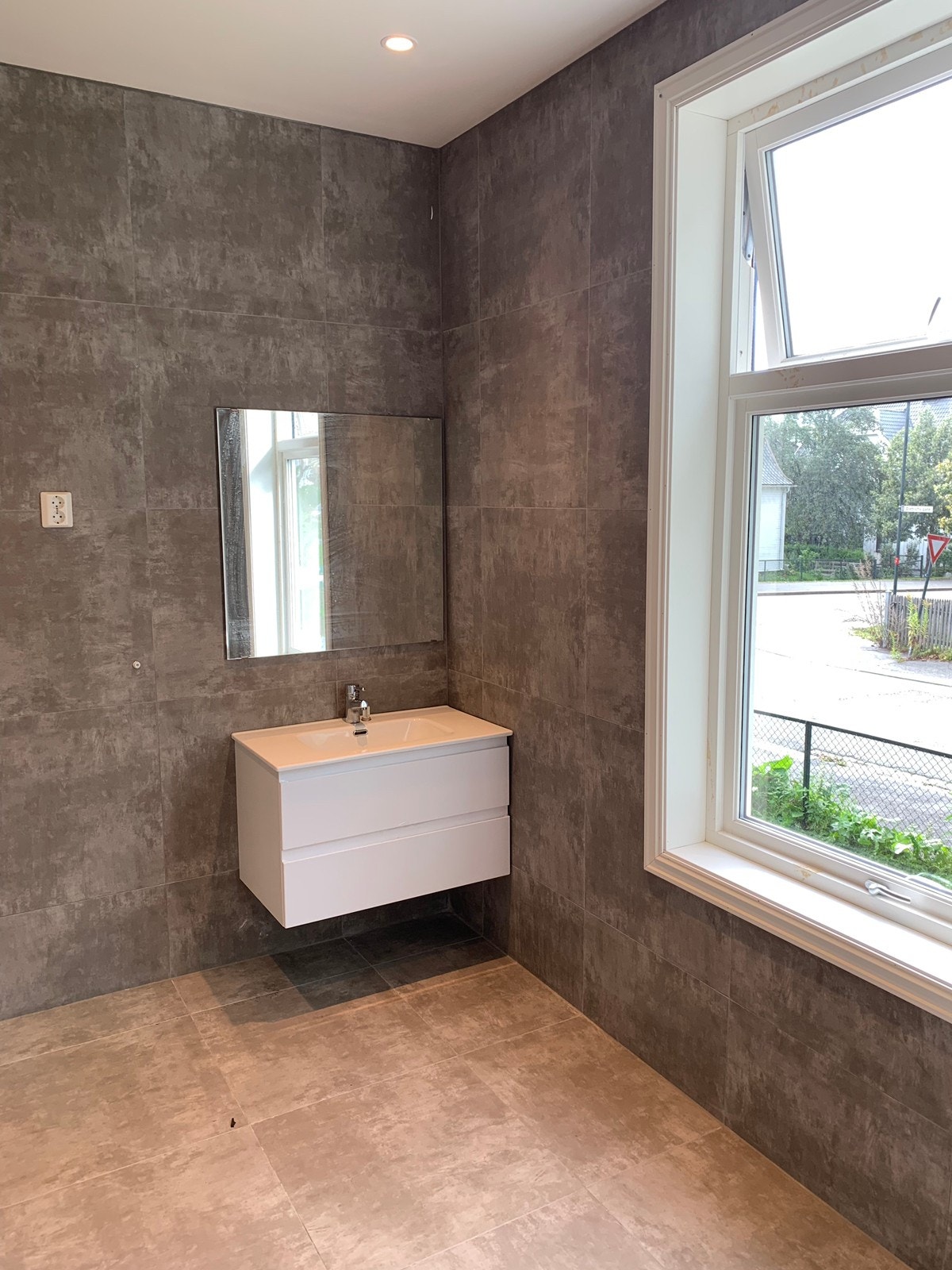 Nydelig bad med flislagt gulv og vegg. Varmekabel og luftig vindu. Galleribilde