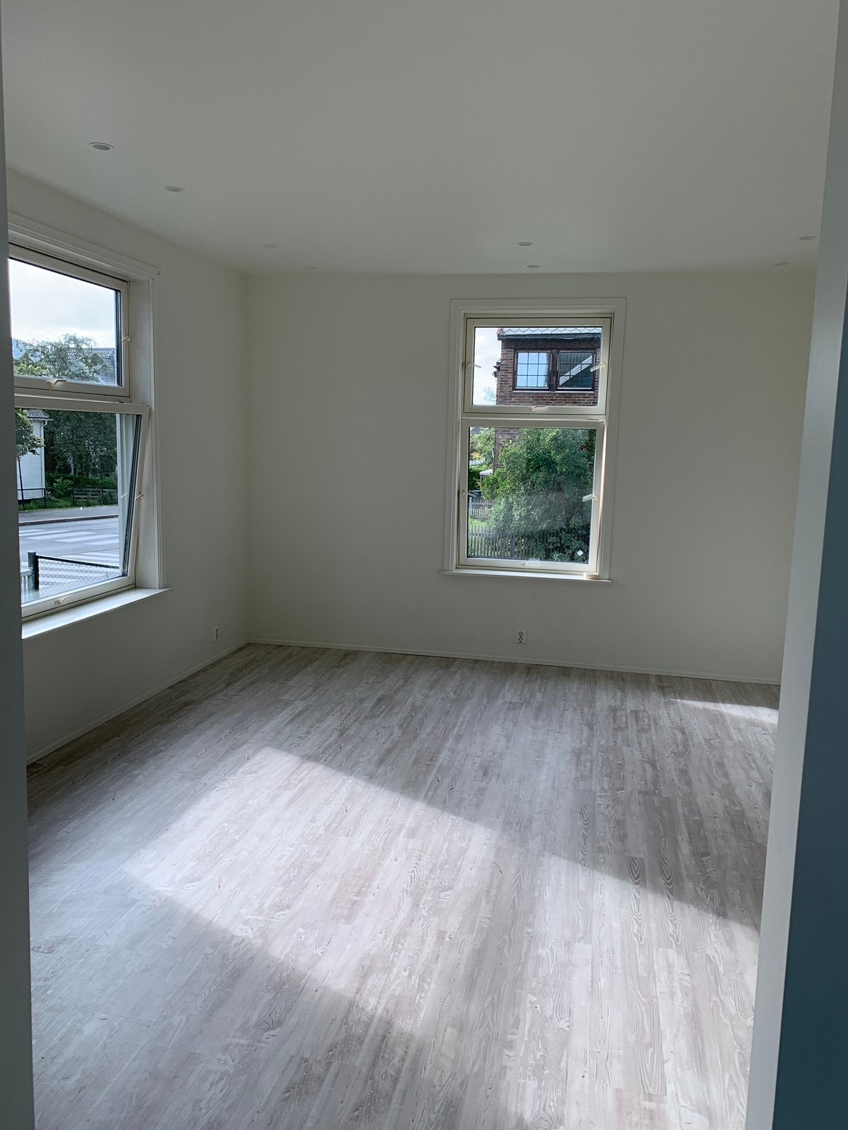 Nydelig Stue med fantastisk By utsikt fra luftige store vinduer. Galleribilde