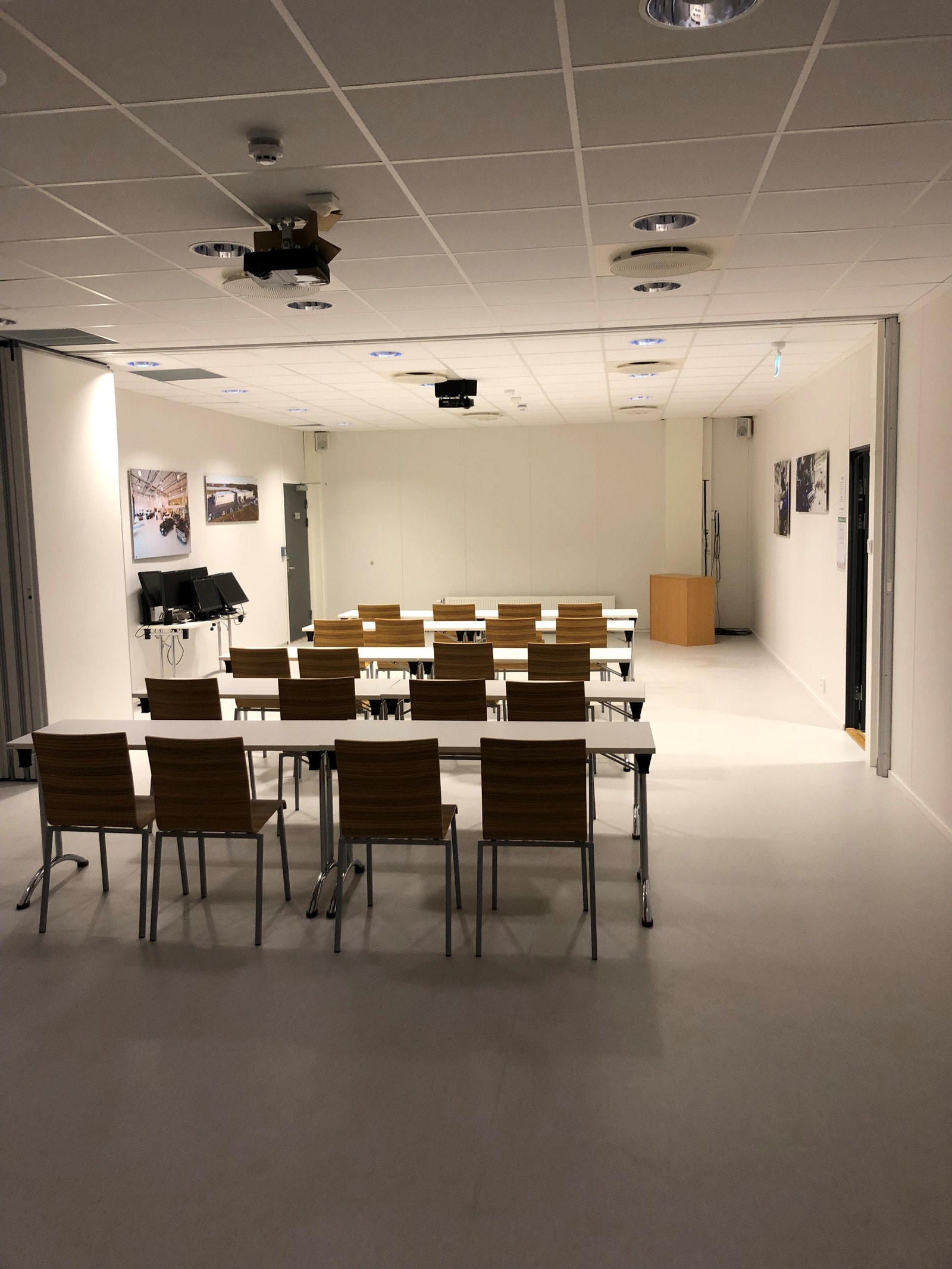 Stort felles møterom som kan deles. Galleribilde