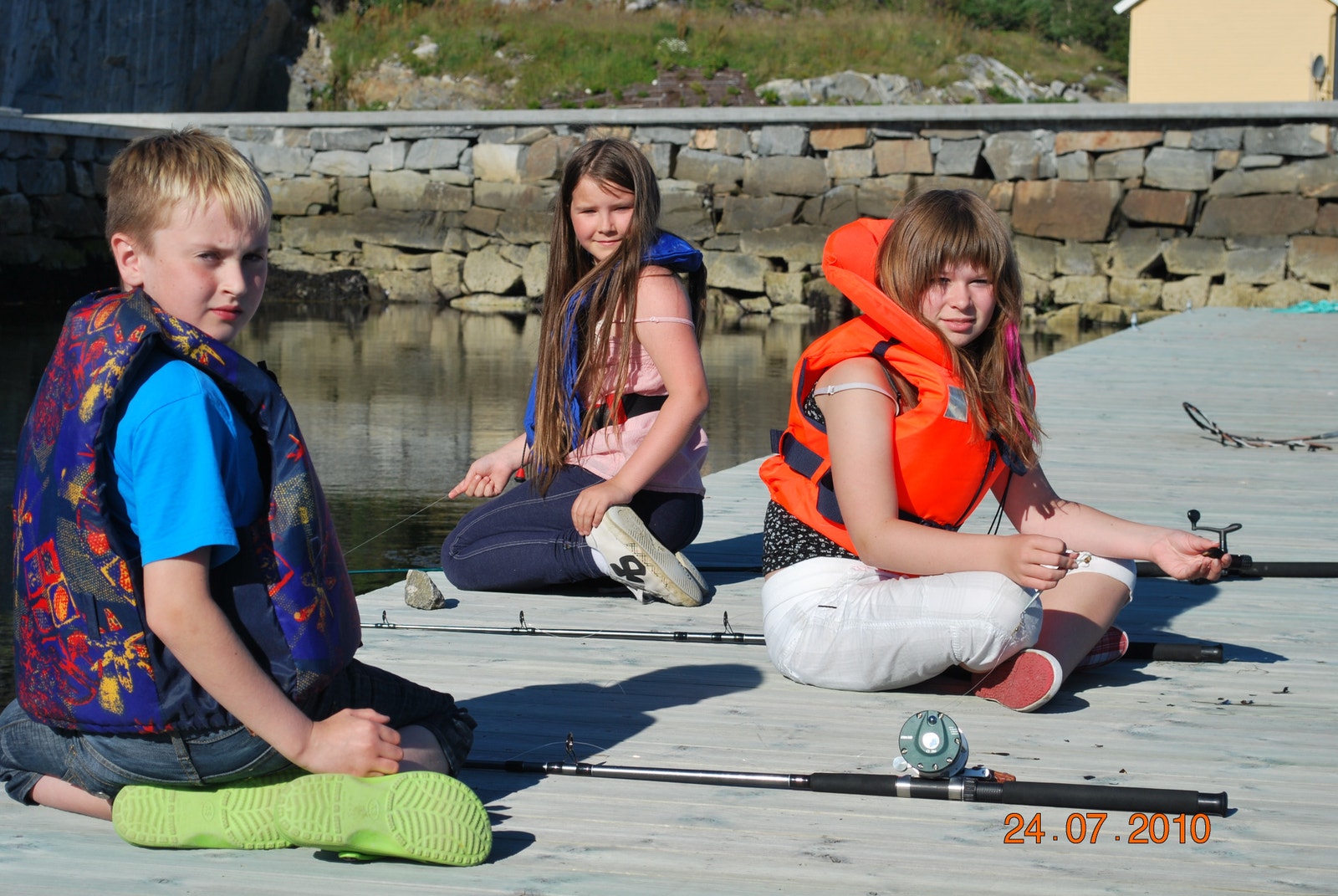 Et eldorado for barn med lek og fisking fra brygga Galleribilde