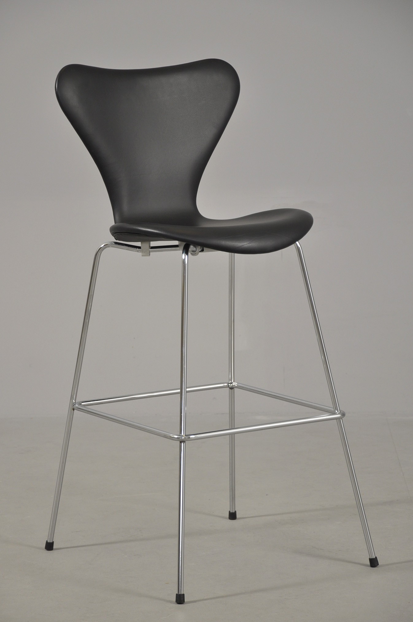 Arne Jacobsen. 'Syver' barstol i sort classic anilin skinn Arne Jacobsen. 'Syver' barstol i sort classic anilin skinn