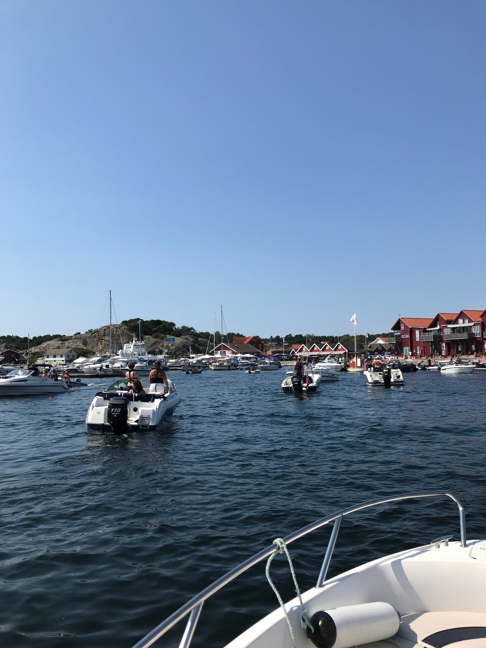 Skjærhalden med båtliv, her parkeres bilen og veien videre går med hvalerbåten ut til Gravningsundet på Søndre Sandøy.