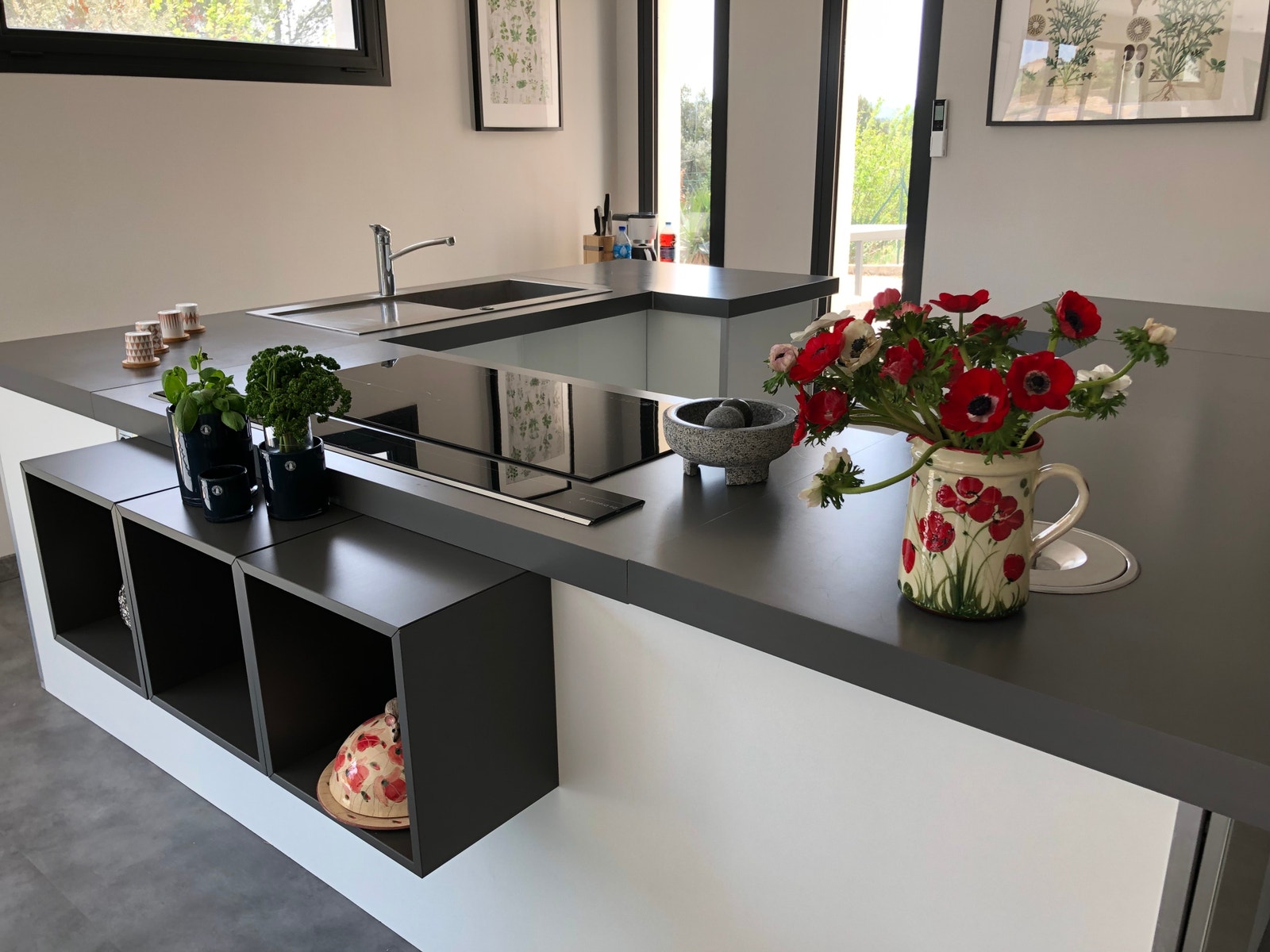Stor og praktisk løsning for kjøkkenbenk Galleribilde