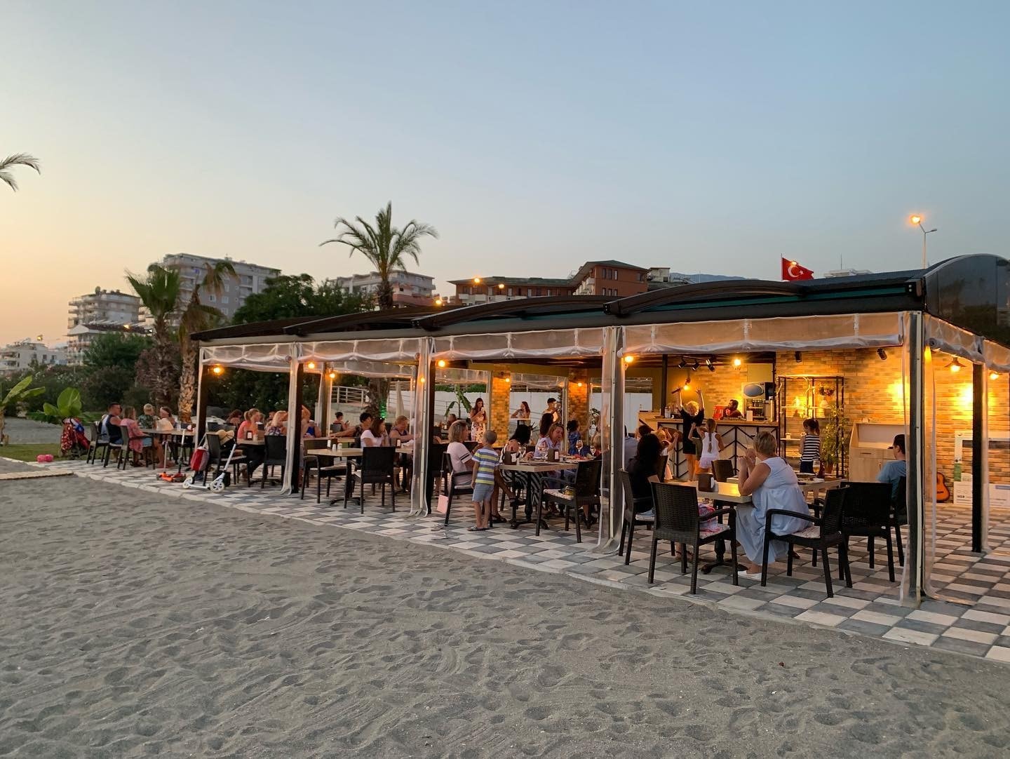 Ophelia Beach Club - 200 meter fra leiligheten. Beach Club'en har åpent også på kvelden, så her kan man nyte fine kvelder med solnedgang. Galleribilde