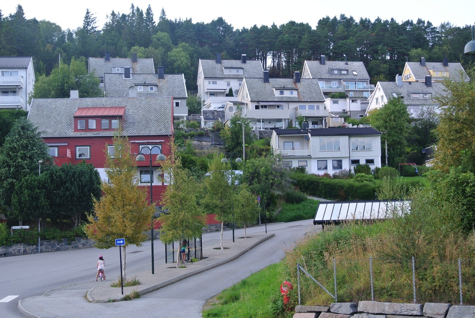 Busstopp og omliggende eiendommer mot nord. Galleribilde
