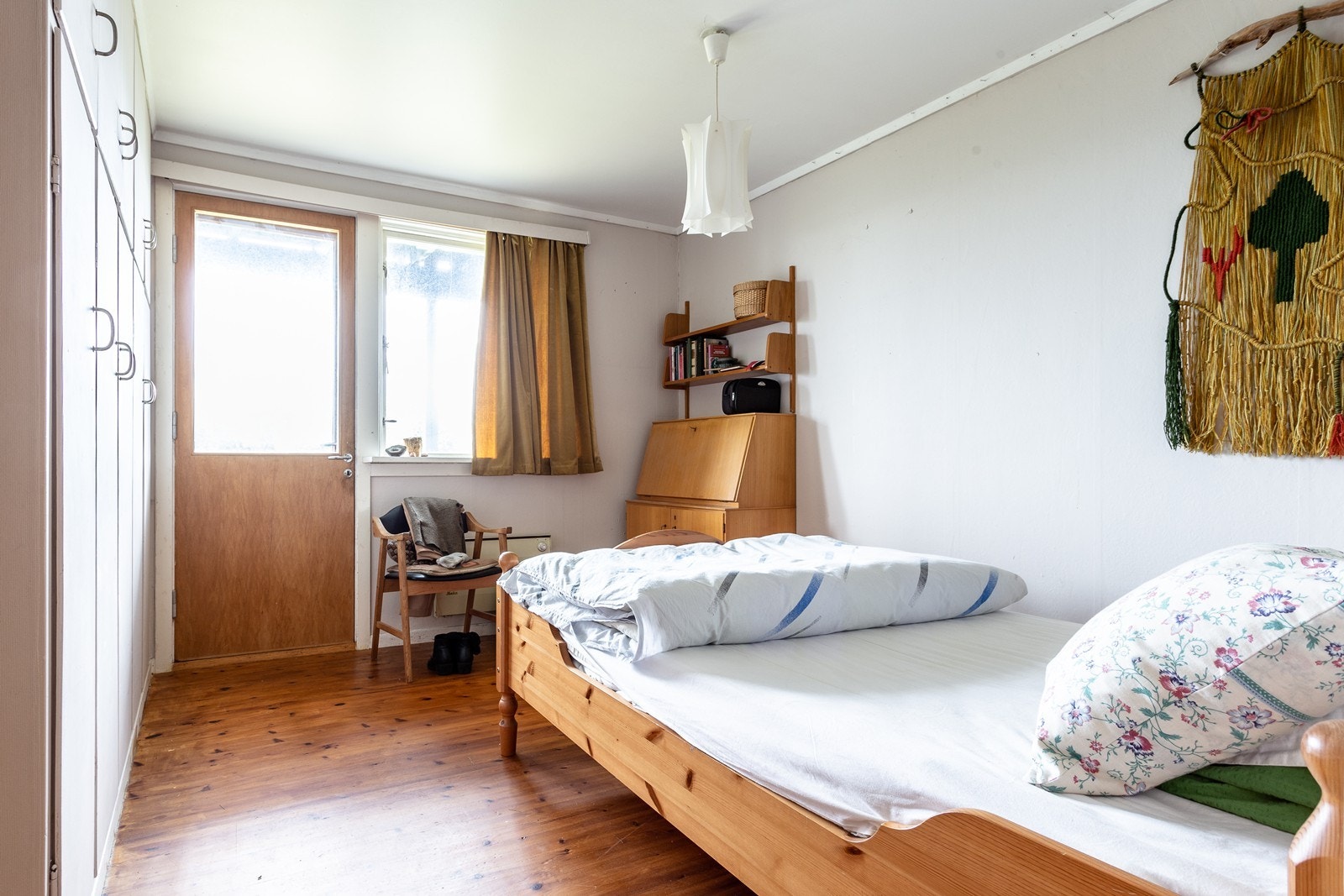 Soverom 1 m/utg. til hagen mot syd. Galleribilde