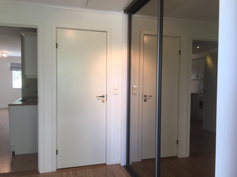 Gang m/stor skyvedørsgarderobe Galleribilde