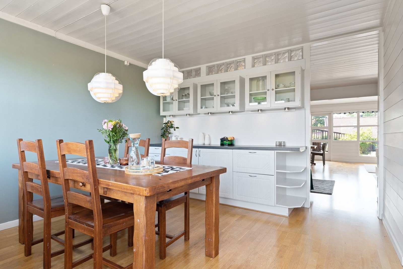 Fin avsatt plass til spisebord med gode oppbevaringsmuligheter i bakkant. Galleribilde