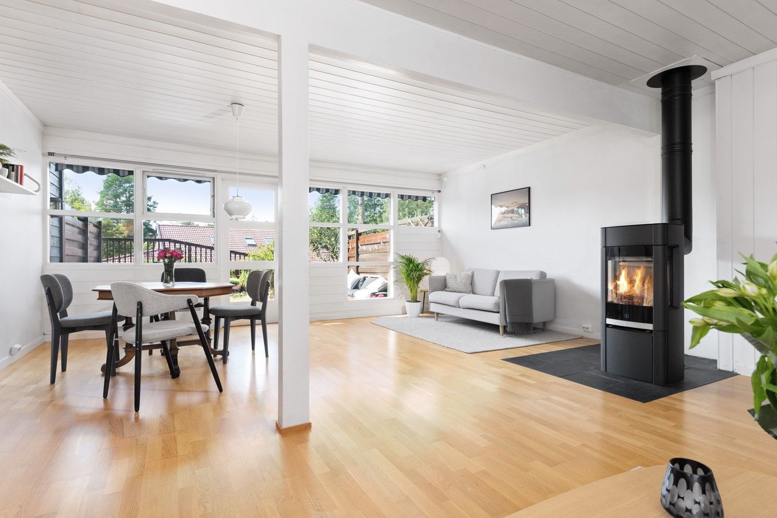 Stor og romslig stue med store vinduoverflater som slipper inn mye naturlig lys. Galleribilde