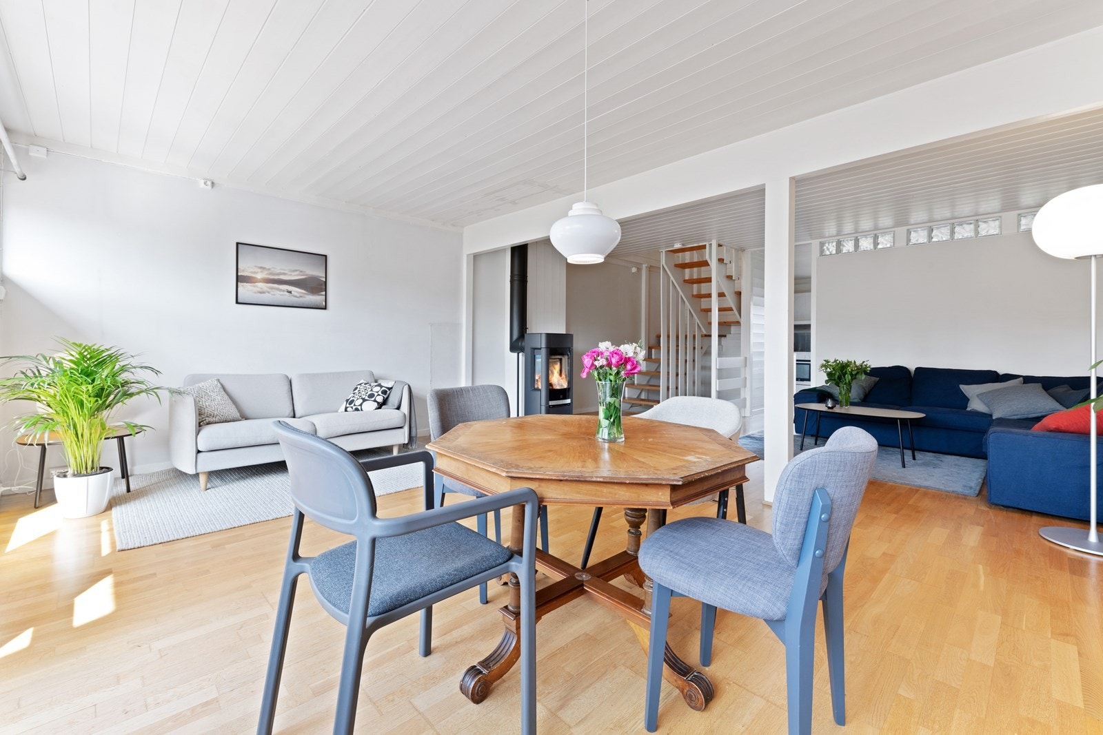 Stor og åpen stue med god plass til nok et spisebord. Galleribilde