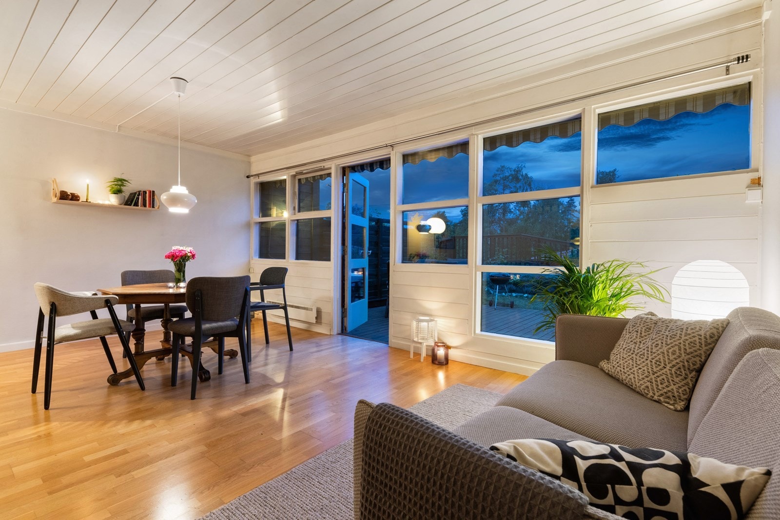 Utgang til terrasse som fungerer som en forlengelse av stuen i sommerhalvåret. Galleribilde