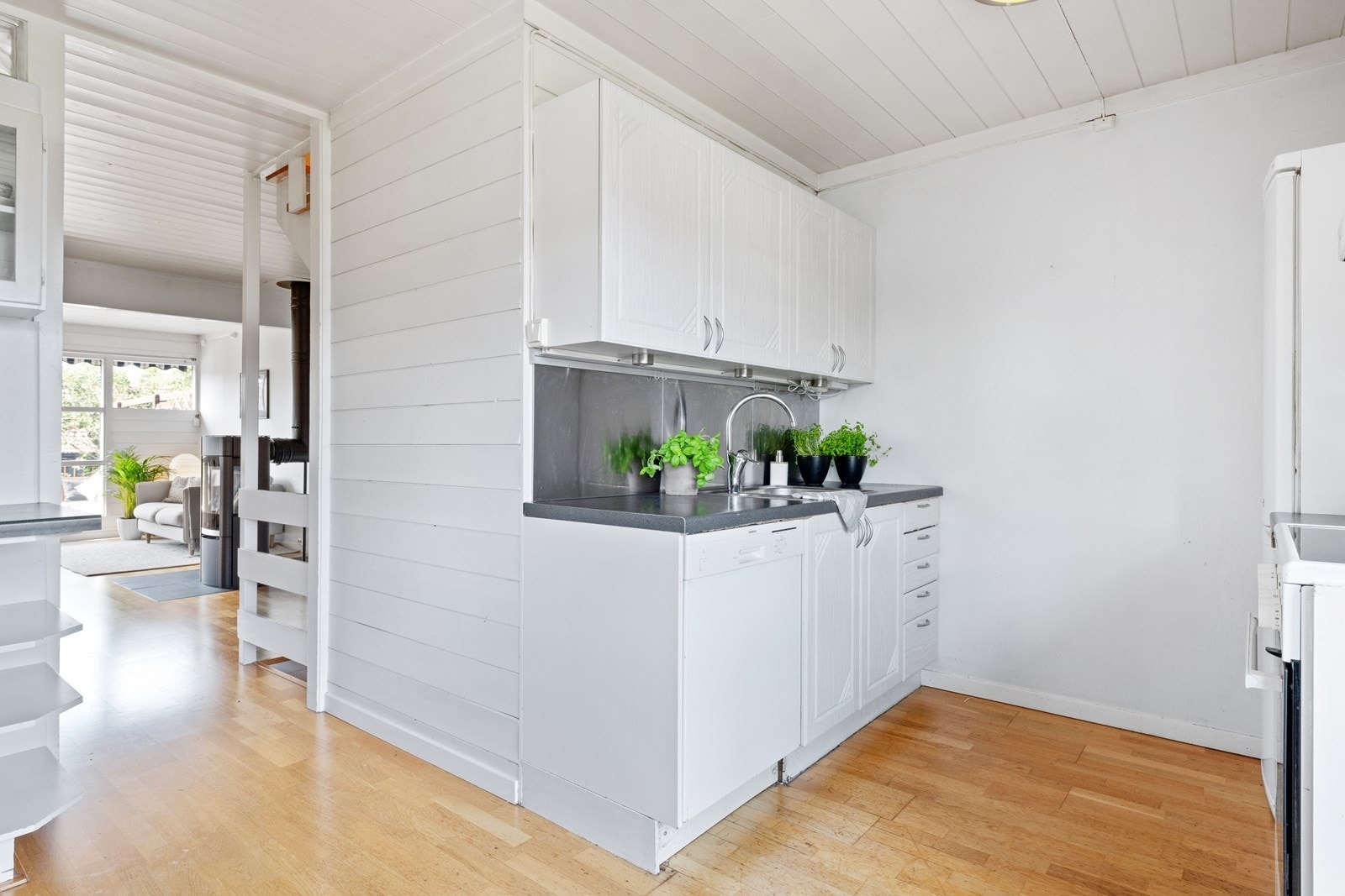 Kjøkkenet har en delvis lukket løsning mot stuen. Galleribilde