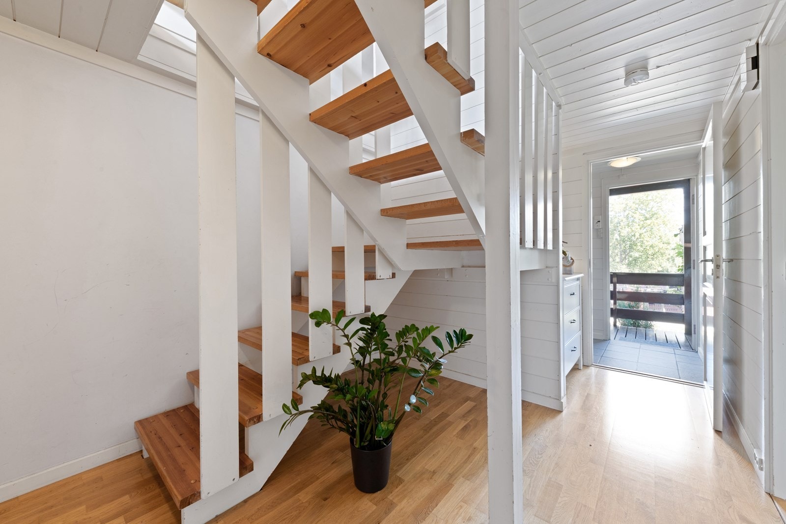 Videre trappeløp opp til boligens hovedetasje. Galleribilde
