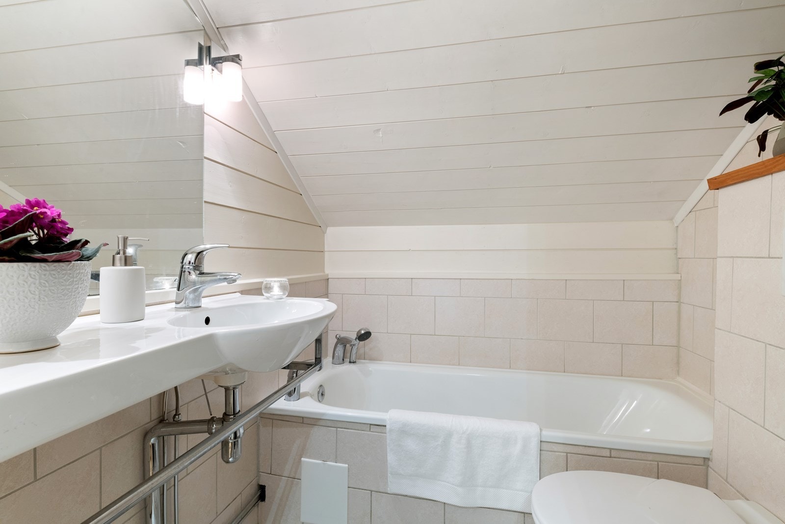 Badet i 2. etasje er utstyrt med servant, badekar og vegghengt toalett. Galleribilde