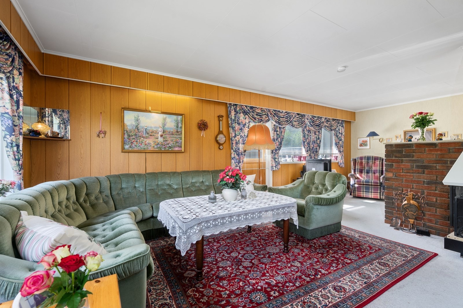 Her er det god plass til flere sittegrupper. I stuen er det også en behagelig peis som gir godt med ekstra varme på kjølige kvelder. Galleribilde