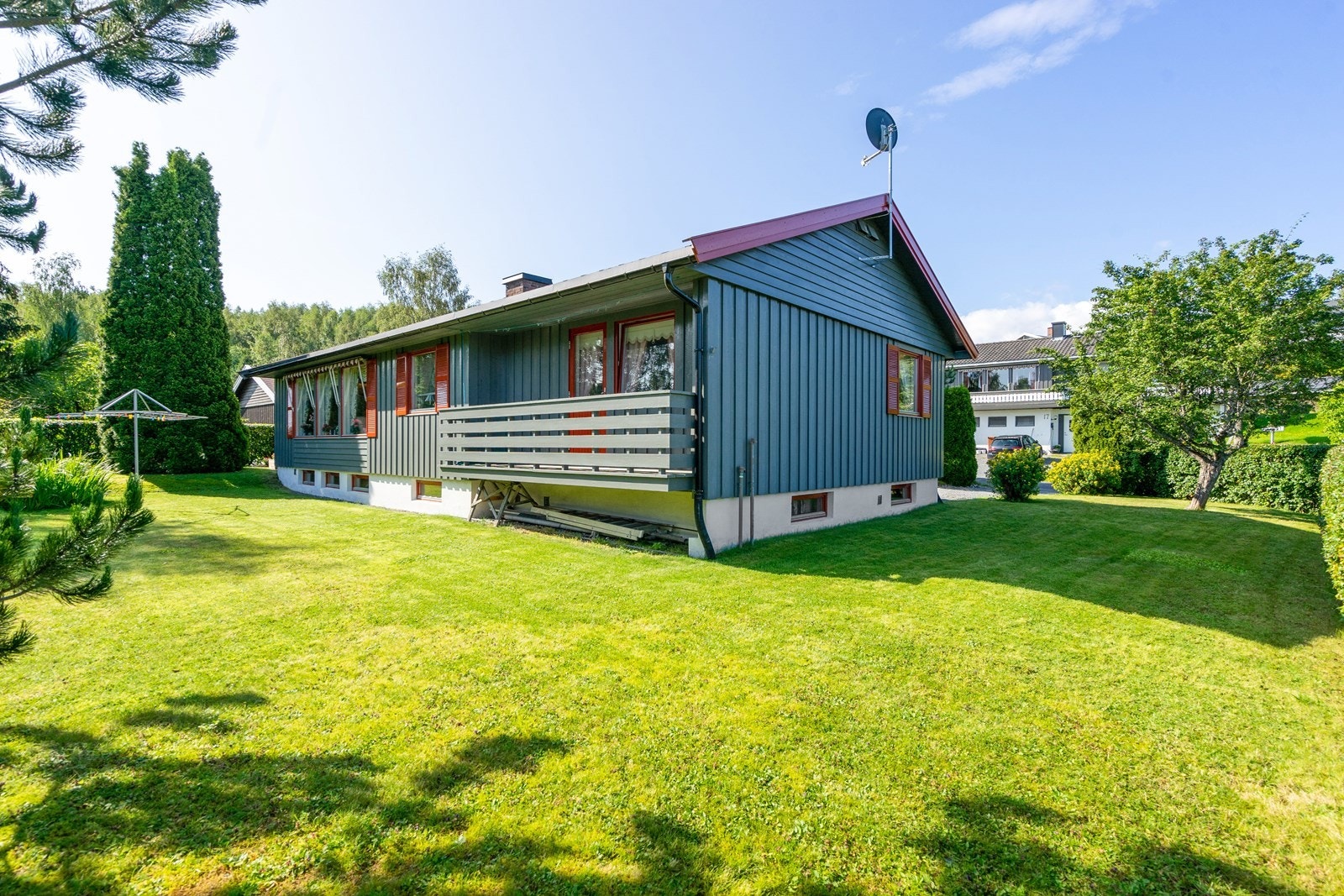 Boligen har fine uteplasser med gode solforhold. Galleribilde