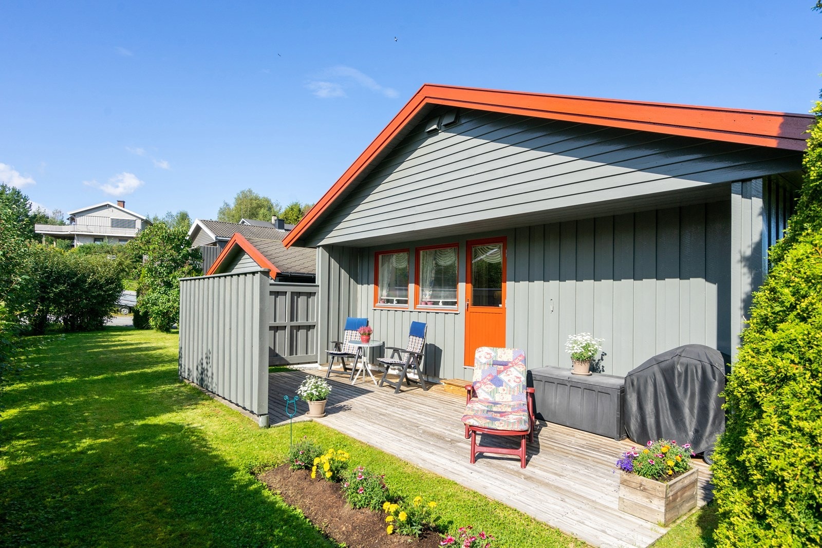 Boligen har fine uteplasser med gode solforhold. Galleribilde