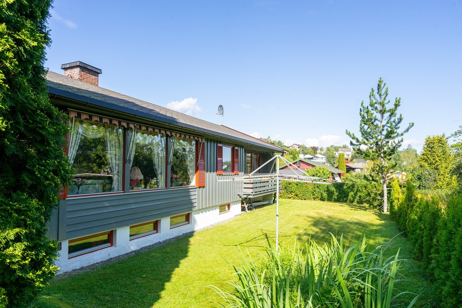 Eiendommen ligger i et område med gode solforhold, fint turterreng og kort avstand til Hønefoss sentrum. Galleribilde