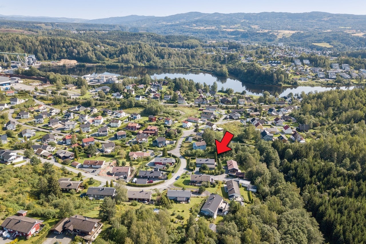 Dronebilde: Lite trafikert nabolag. Galleribilde