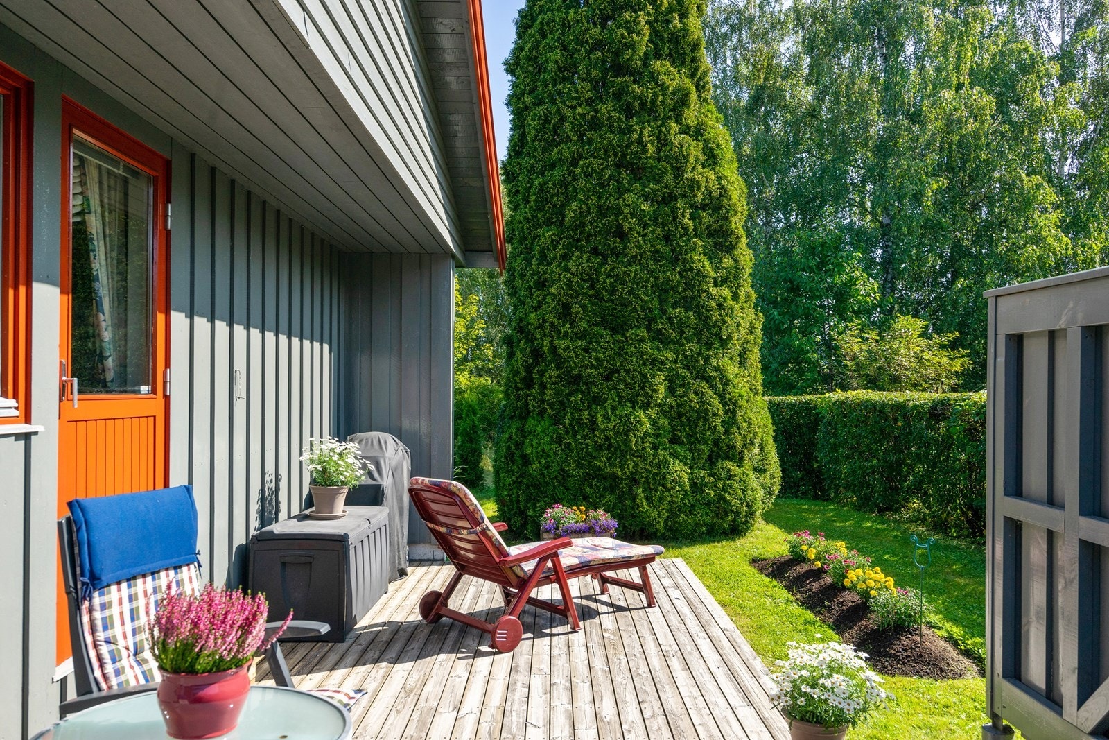 På terrassen er det god plass til møblement samt direkte adkomst til hagen. Galleribilde