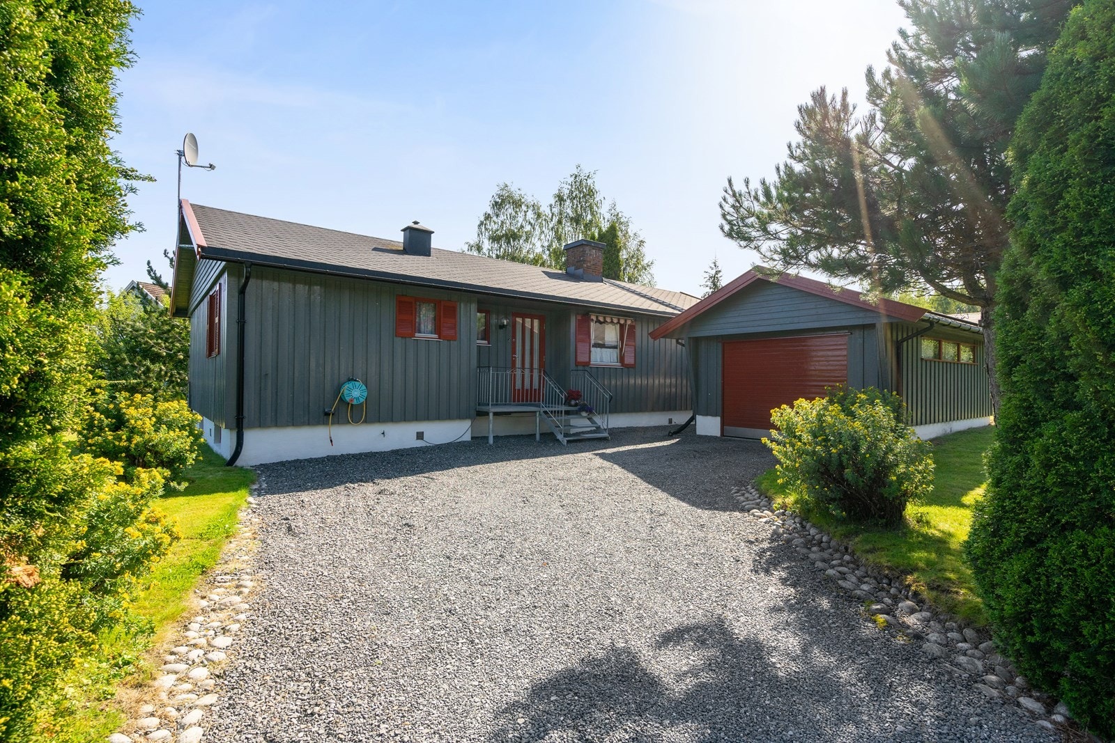 Pent opparbeidet og gruslagt gårdsplass med adkomst til garasje. Galleribilde