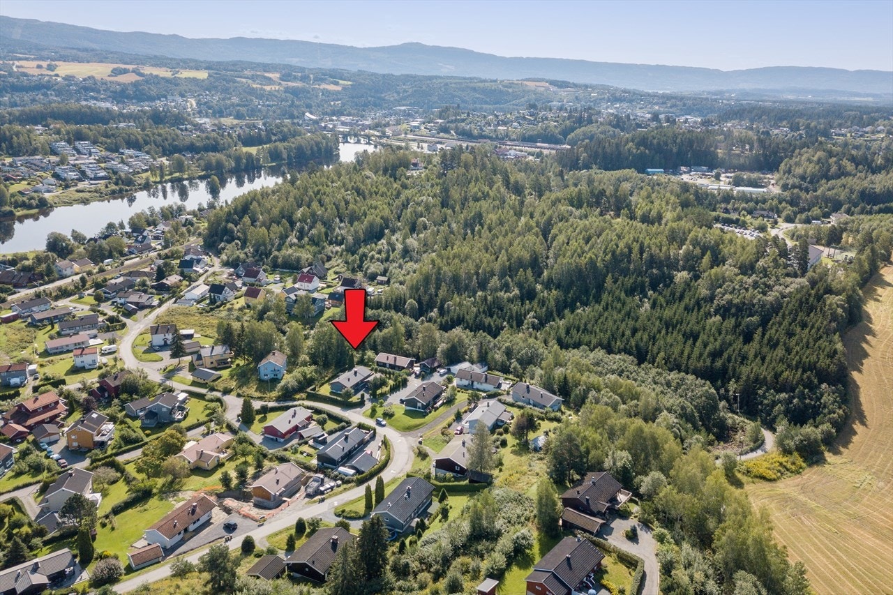 Dronebilde: Sentralt men landlig beliggende i Hønefoss. Bilfri skolevei og gangavstand til sentrum. Galleribilde
