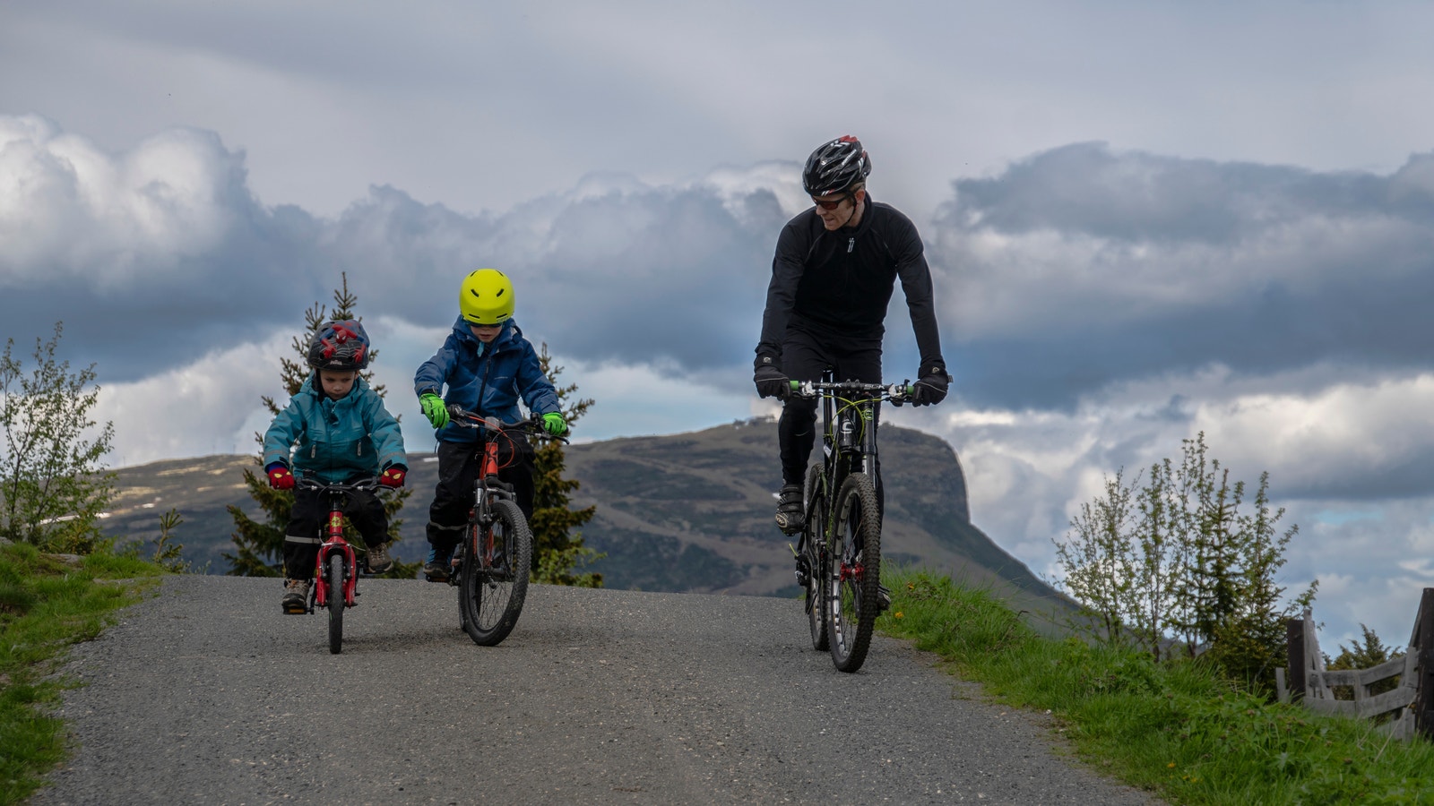 Sykkelturer i vakker natur Galleribilde