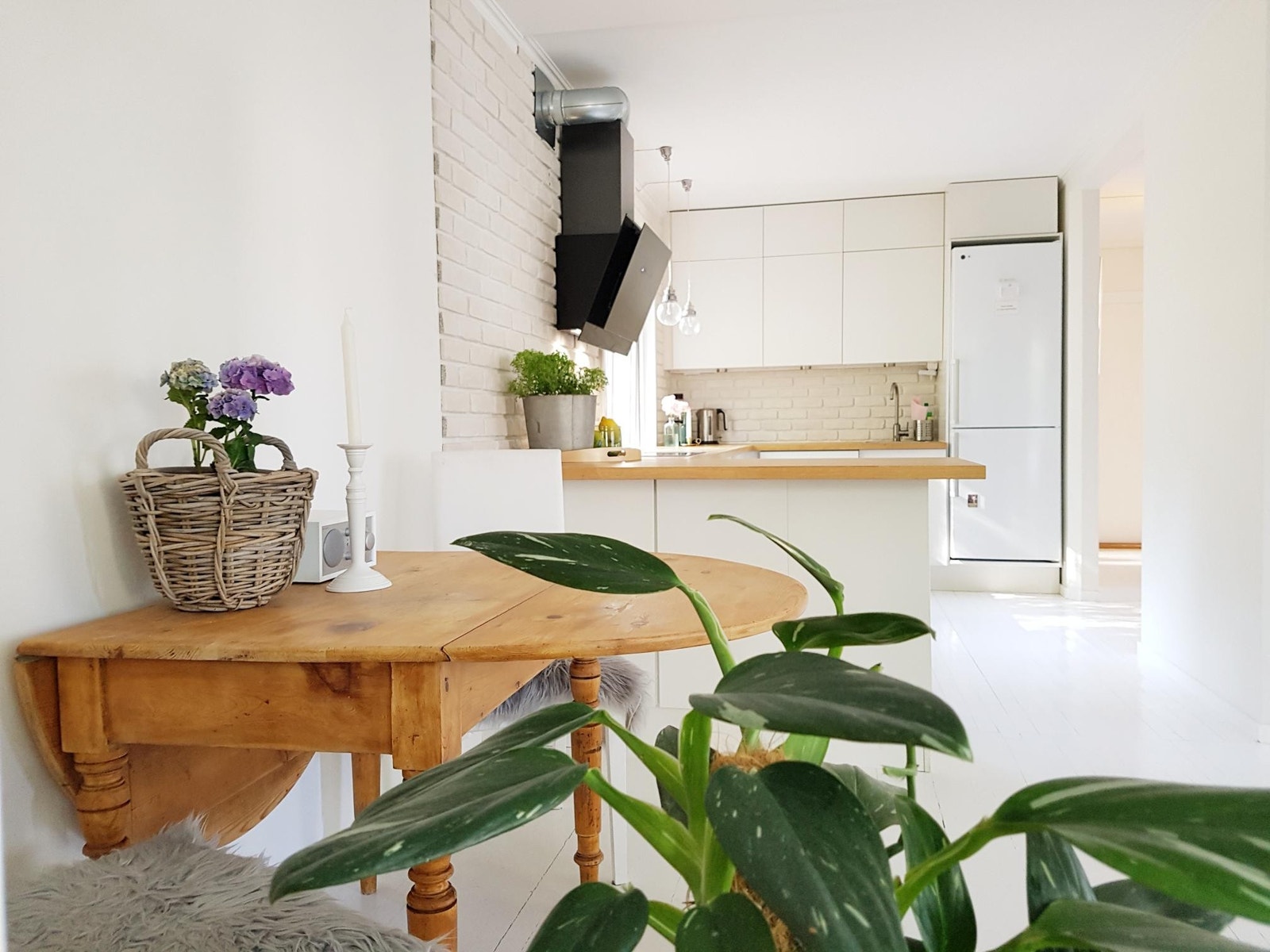 Åpen kjøkkenløsning med spiseplass. God plass til gjester. Galleribilde