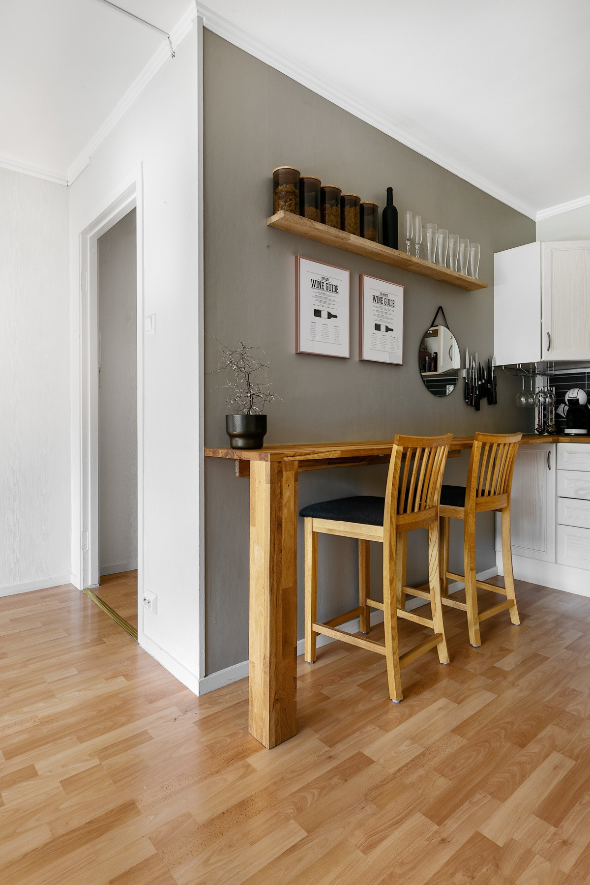 Smart løsning med benkeplate langs vegg med spiseplass