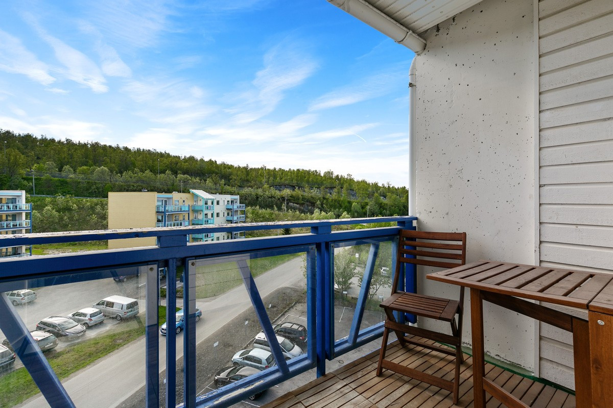 Balkongen er sørøstvendt og har gode sol- og lysforhold