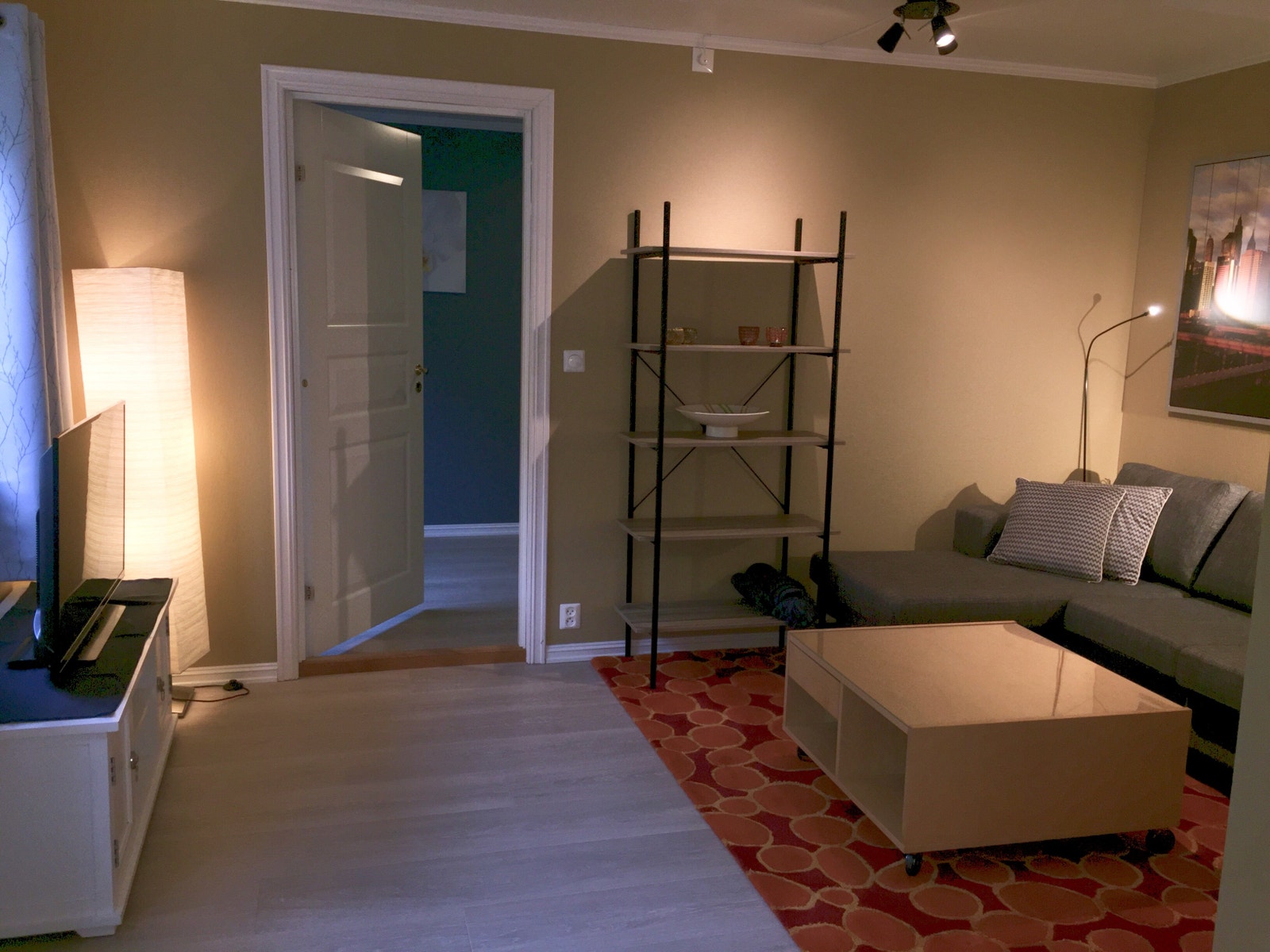 Stuen inneholder alt man trenger av hyller, bord, sofa samt TV. Fullt møblert. Galleribilde